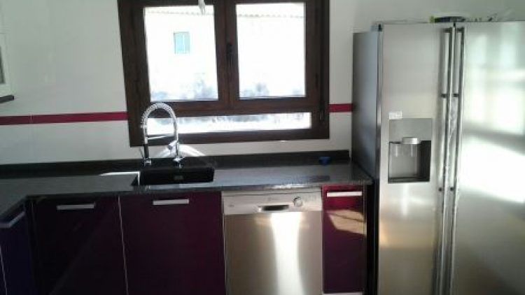 cocina-morada-idecor-2.jpg