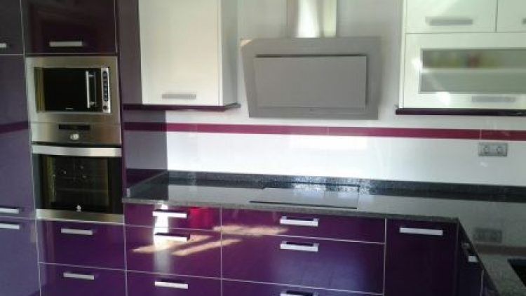cocina-morada-idecor-4.jpg